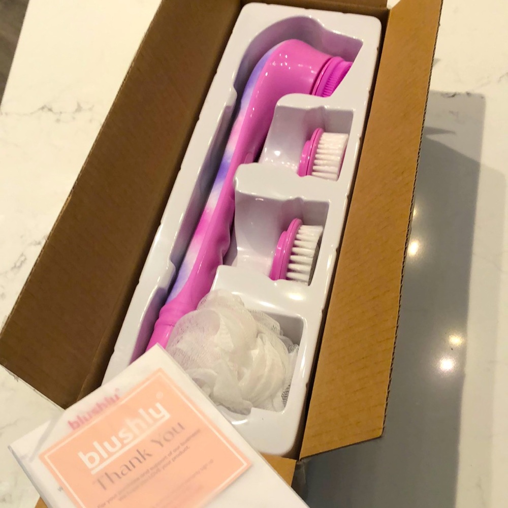 Blushly cleansing and exfoliating brush with brush heads! New original packaging